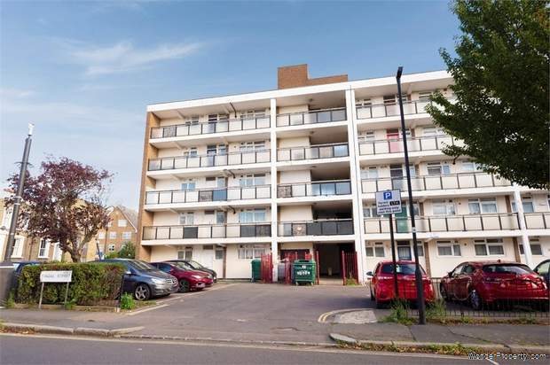 3 bedroom Flat for sale in London