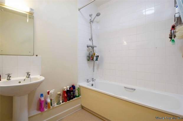 Additional Property Image 2 bedroom Flat for sale in Rainham 7
