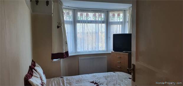 Additional Property Image 2 bedroom Detached Bungalow for sale in Barnet 5