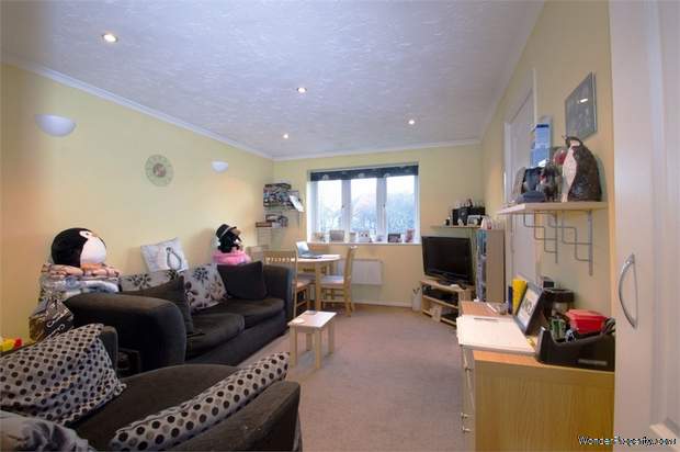 Additional Property Image 1 bedroom Flat for sale in Feltham 3