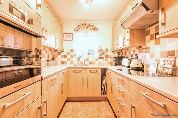 Additional Property Image 1 bedroom Flat for sale in Hindhead 4