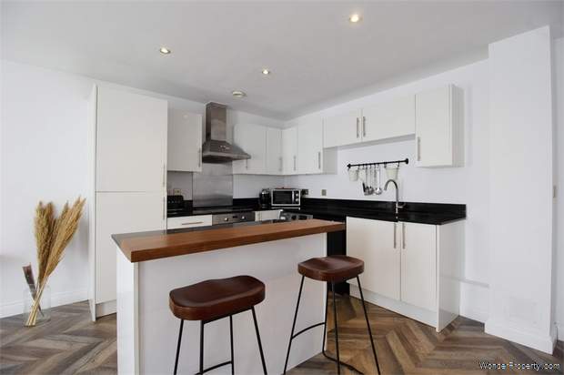 Additional Property Image 2 bedroom Flat for sale in Loughton 3
