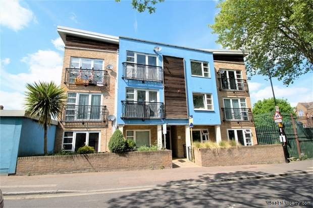 3 bedroom Flat for sale in London