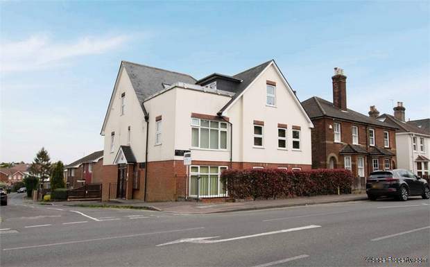 3 bedroom Flat for sale in Caterham
