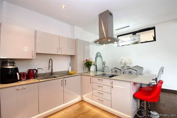 Additional Property Image 2 bedroom Flat for sale in Uxbridge 5