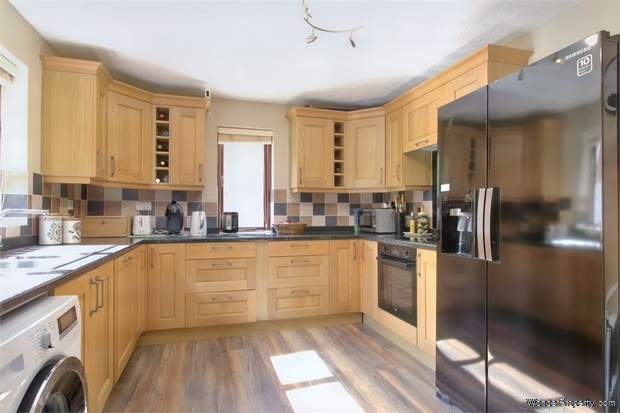 Additional Property Image 4 bedroom Detached for sale in Stockbridge 3