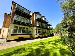 2 bedroom Flat to rent in Canterbury