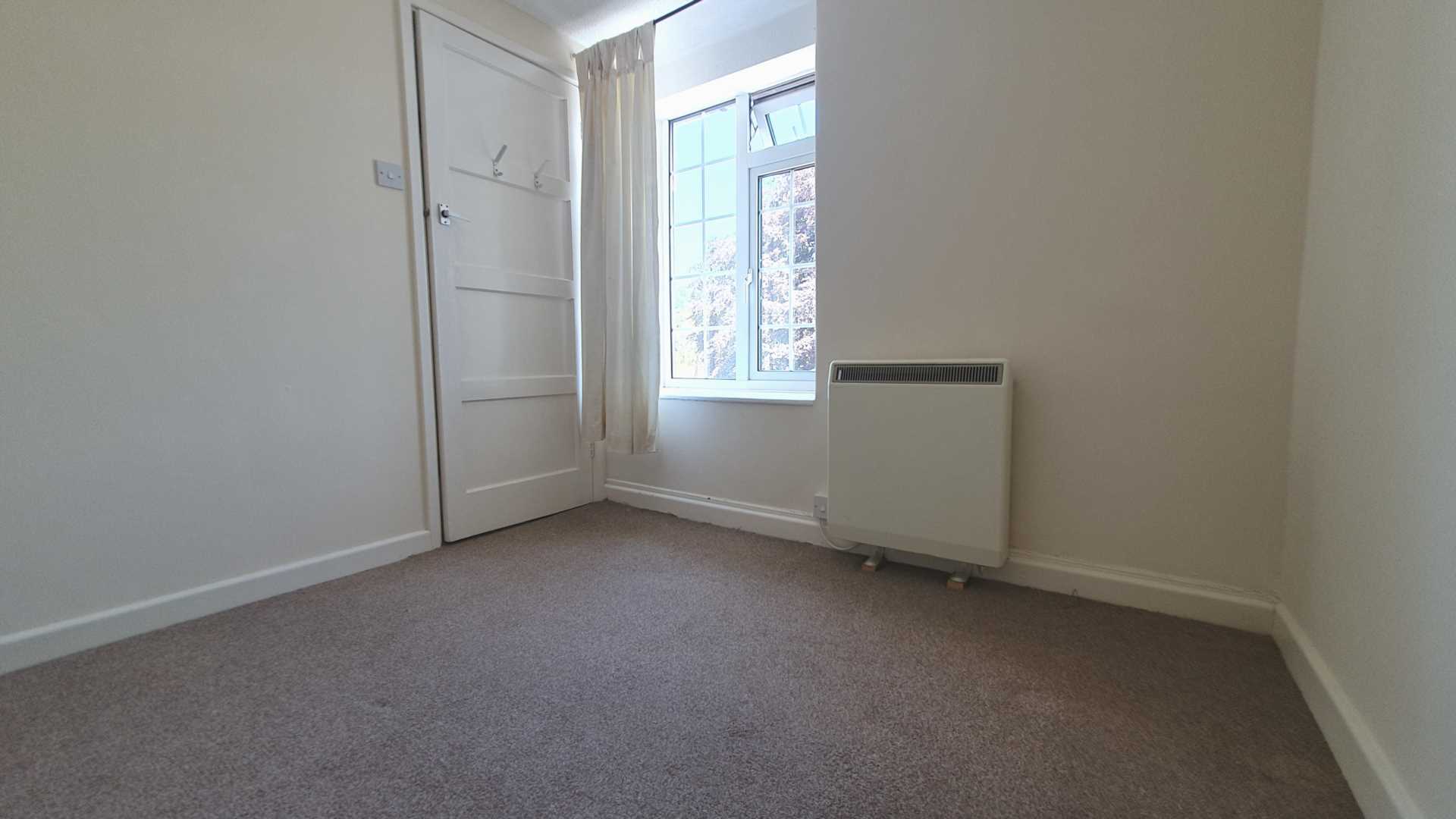 Additional Property Image 2 bedroom Flat to rent in Chard 5