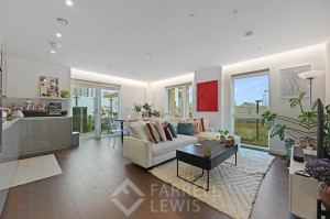 2 bedroom Apartment to rent in London