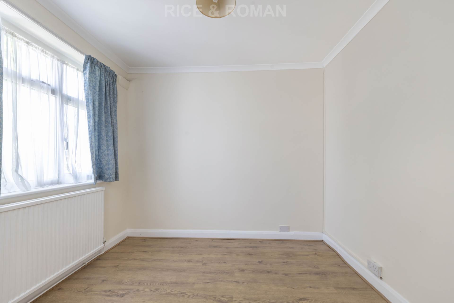 Additional Property Image 3 bedroom Semi Detached Bungalow for sale in Twickenham 10