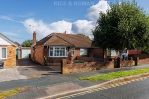 2 bedroom Semi Detached Bungalow for sale in Egham
