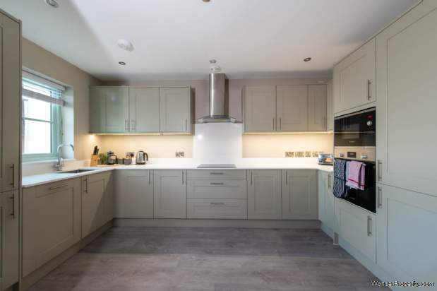 Additional Property Image 2 bedroom Apartment for sale in Burford 6
