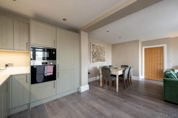 Additional Property Image 2 bedroom Apartment for sale in Burford 7