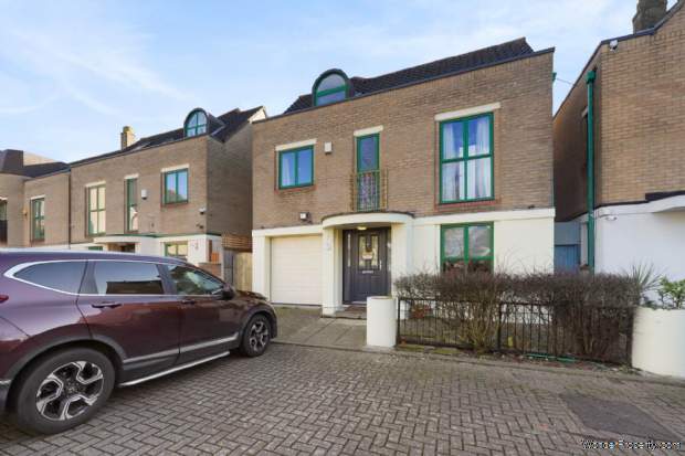 4 bedroom Detached for sale in London