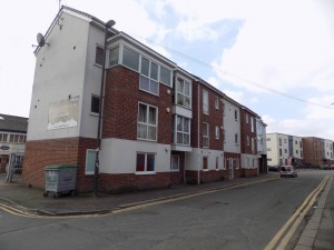 2 bedroom Flat to rent in Wakefield