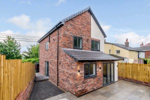 4 bedroom Detached to rent in Wakefield