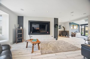 6 bedroom Detached for sale in Wakefield