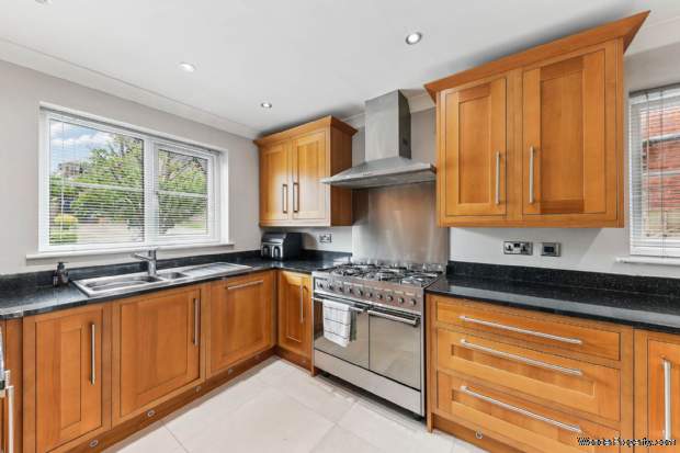 Additional Property Image 4 bedroom Detached for sale in Leeds 3