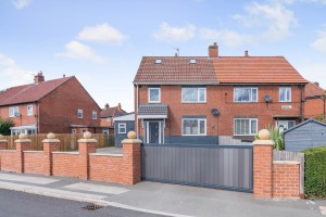 4 bedroom Semi Detached for sale in Wakefield