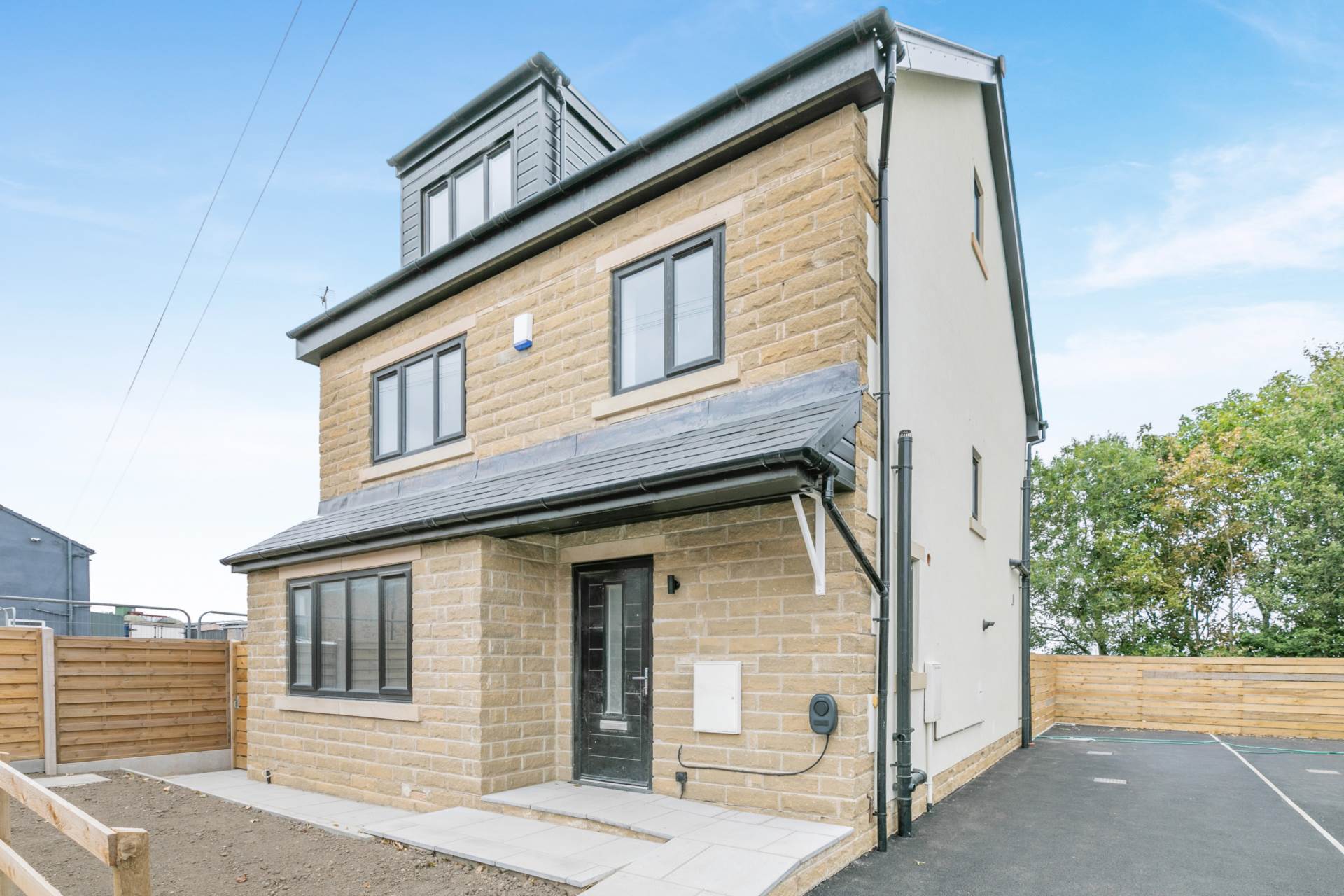 Additional Property Image 5 bedroom Detached to rent in Dewsbury 2