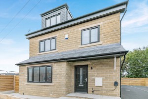 5 bedroom Detached to rent in Dewsbury