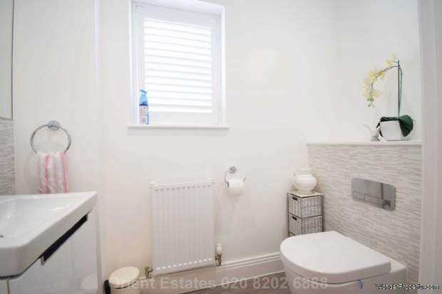 Additional Property Image 5 bedroom Detached for sale in Watford 3