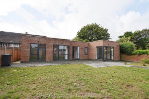 4 bedroom Bungalow to rent in London