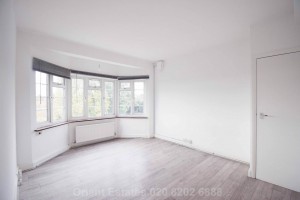 3 bedroom Flat to rent in London