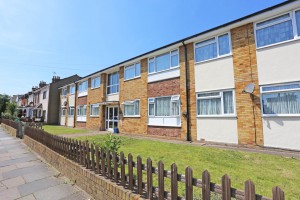 2 bedroom Flat to rent in Romford