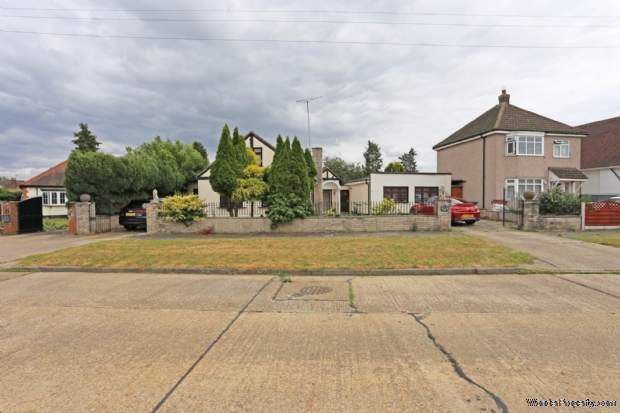 5 bedroom Detached for sale in Romford
