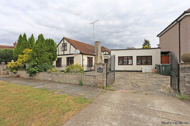 Additional Property Image 5 bedroom Detached for sale in Romford 2