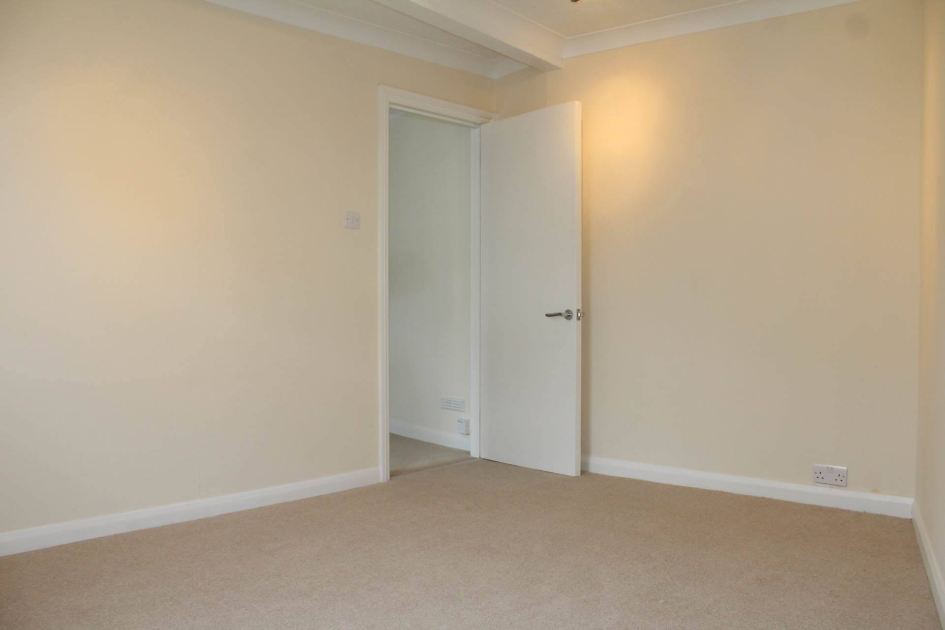 Additional Property Image 1 bedroom Flat to rent in Epsom 10