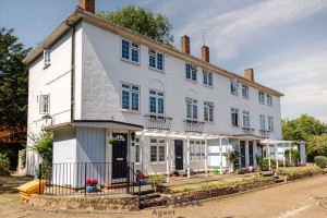 2 bedroom Maisonette to rent in Epsom