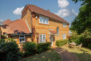 4 bedroom Detached to rent in Epsom