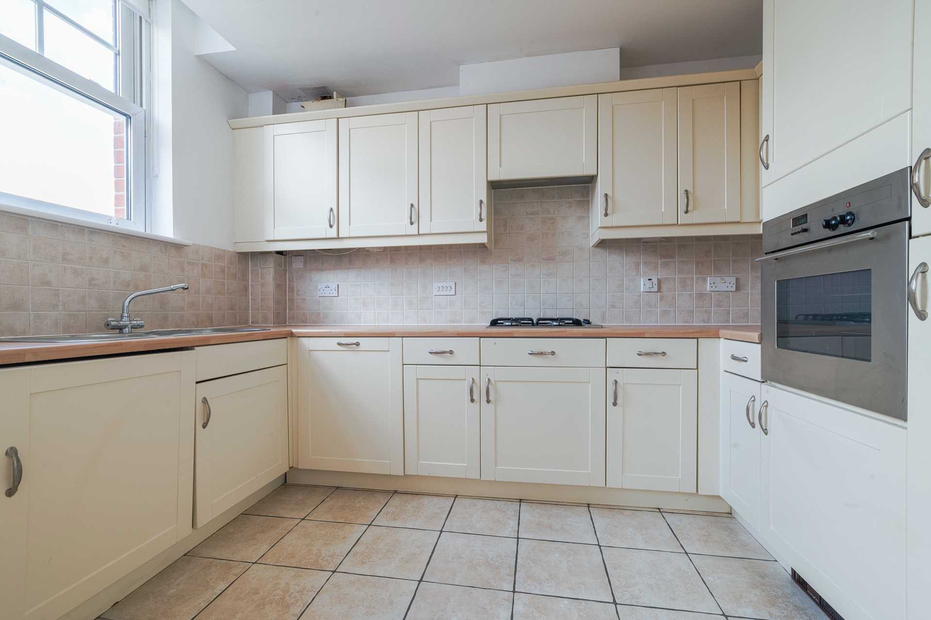 Additional Property Image 2 bedroom Apartment to rent in Epsom 8