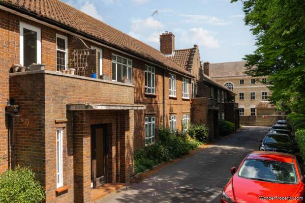 2 bedroom Flat to rent in Epsom