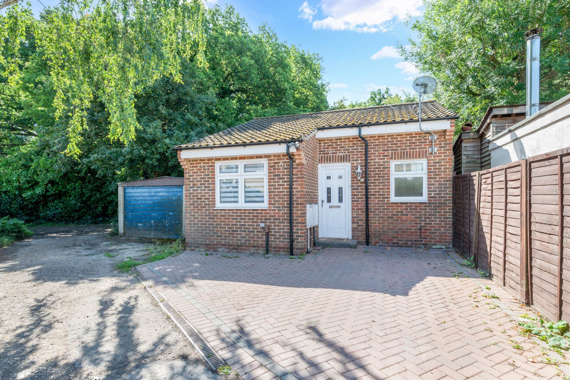 1 bedroom Bungalow to rent in Chessington