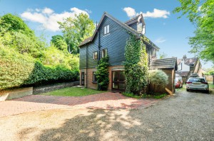 4 bedroom Detached to rent in Epsom