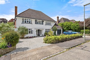 4 bedroom Detached to rent in Epsom