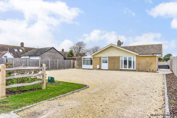 4 bedroom Detached Bungalow for sale in Chichester