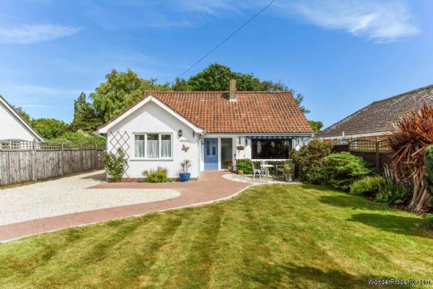 2 bedroom Detached Bungalow for sale in Chichester