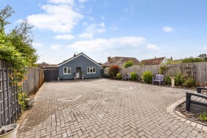 2 bedroom Detached Bungalow for sale in Chichester