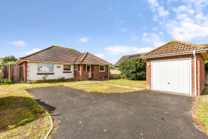 4 bedroom Detached Bungalow for sale in Chichester