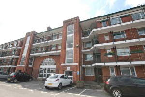 3 bedroom Apartment to rent in Salford