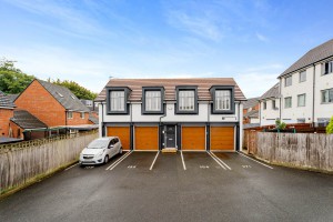 2 bedroom Detached to rent in Salford