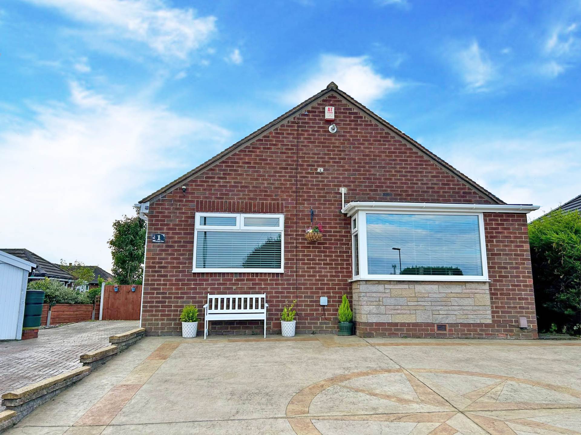 2 bedroom Bungalow for sale in Shaw