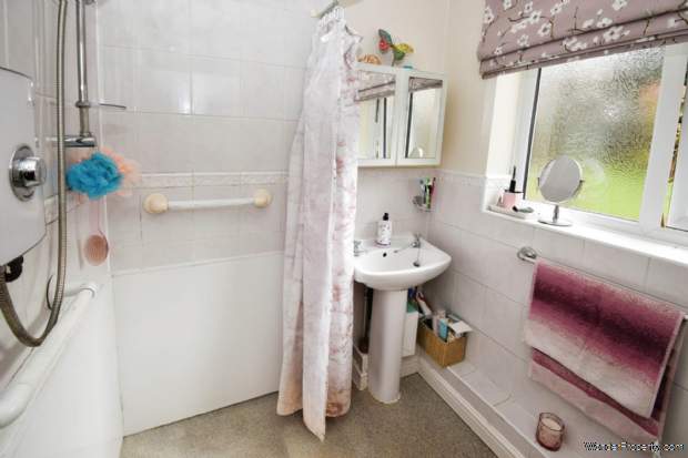 Additional Property Image 2 bedroom Semi Detached Bungalow for sale in Birkenhead 11