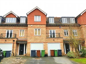 4 bedroom Town House to rent in Radlett