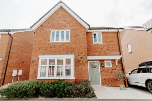 4 bedroom Detached to rent in Carterton