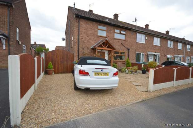 2 bedroom End of Terrace for sale in Stockport